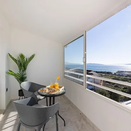 With A Sea View Apartmán *